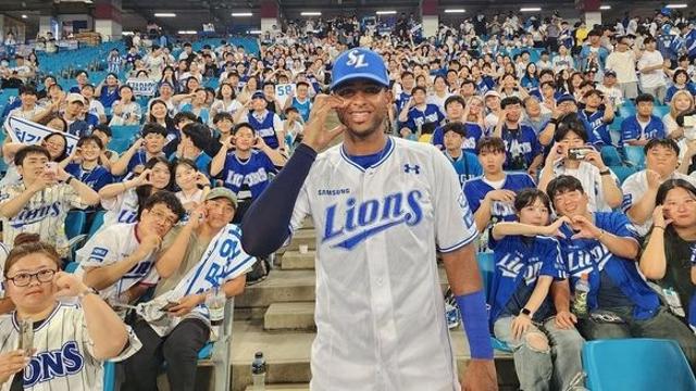 대형 홈런 '셀프 감상'→귀여운 폴더 세리머니…'결승 투런포' 디아즈 존재감 폭발했다