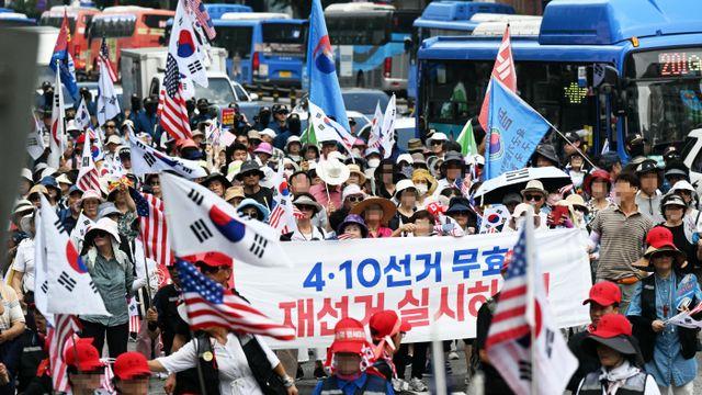 [포토]'4·10선거 무효 재선거 실시하라!' 플래카드 들고 도심 거리행진