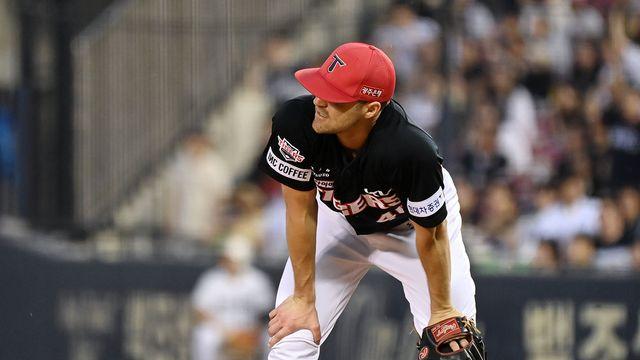 턱에 강습 타구 맞은 에이스, KIA는 승리에도 웃지 못했다…네일 검진 결과 25일 발표, KIA는 분위기 추슬러 승리 [창원 현장]