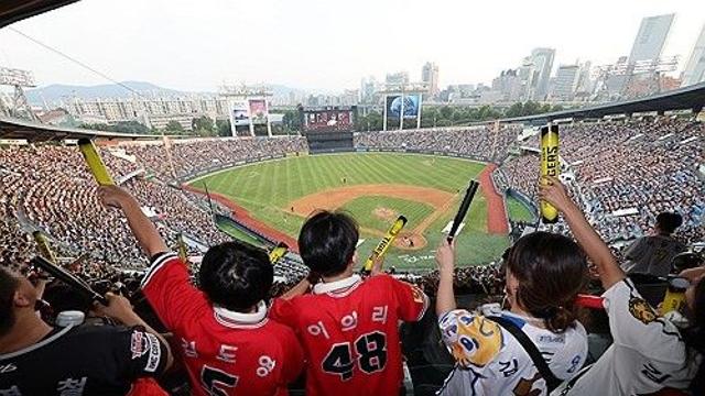 역대 최다 프로야구 관중에…인근 외식업 매출 최대 23%↑