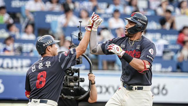 '메가 자이언츠포 폭발' 롯데, 홈런 4방 '쾅쾅쾅쾅' 삼성 13-3 대파…5강 희망 살렸다 [대구:스코어]
