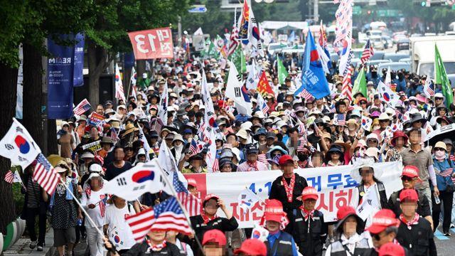 [포토]'광화문 국민혁명대회'...4·10 부정선거 플래카드 들고 도심행진