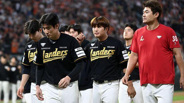 어긋난 투수교체 타이밍→결정적 실책 2개…뜻대로 풀리지 않은 SSG의 하루