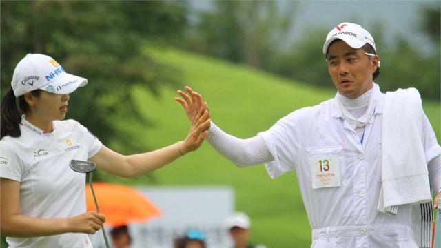 [포토] 이가영, '캐디와 하이파이브'