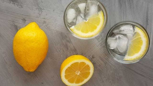 60대 연예인이 7kg 감량 비법으로 언급한 레몬물, 알고보니...