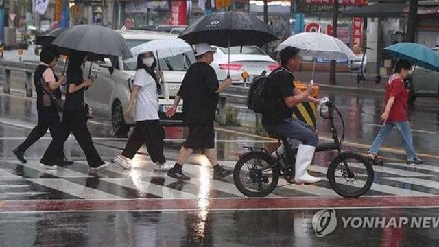 [날씨]오늘 남부지방 중심 가끔 비…30도 웃도는 더위 계속