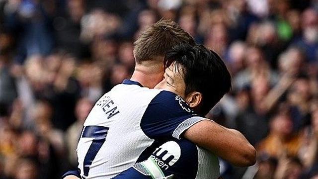 손흥민과 진한 포옹 