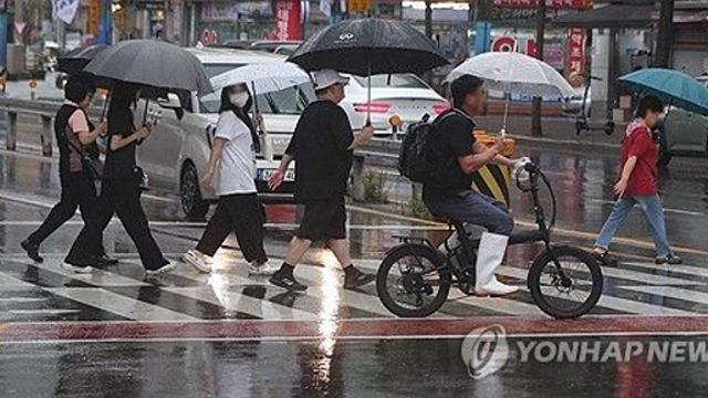 [내일날씨] 남부지방 중심 가끔 비…30도 웃도는 더위 계속