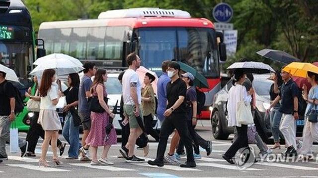 [날씨] 오늘 낮 체감 33∼35도 무더위 계속…곳곳 비·소나기