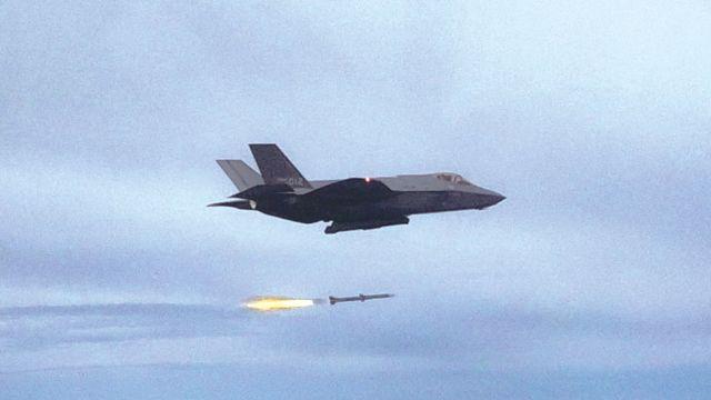 北 '자폭 무인기' 첫 공개한날… 공군, F-35A 실사격훈련