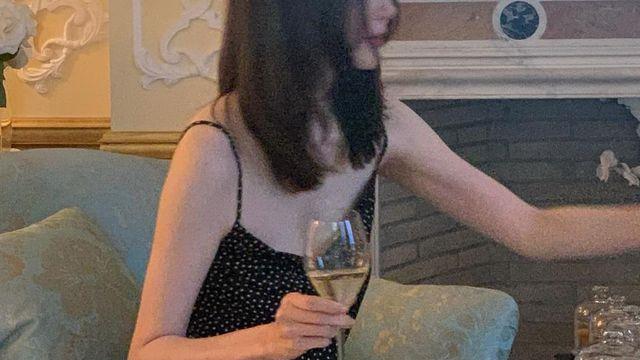 다비치 강민경, 슬립 원피스로 완성한 우아한 비주얼