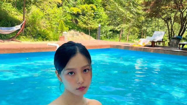 고민시, 청량함 가득한 여름 감성…우아함 더한 수영복 자태