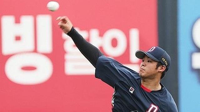 15일 연장 계약했지만…두산 시라카와, 팔꿈치 부상으로 이탈