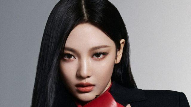 클레이오 백을 든 에스파 닝닝과 베르사체의 강렬한 조우