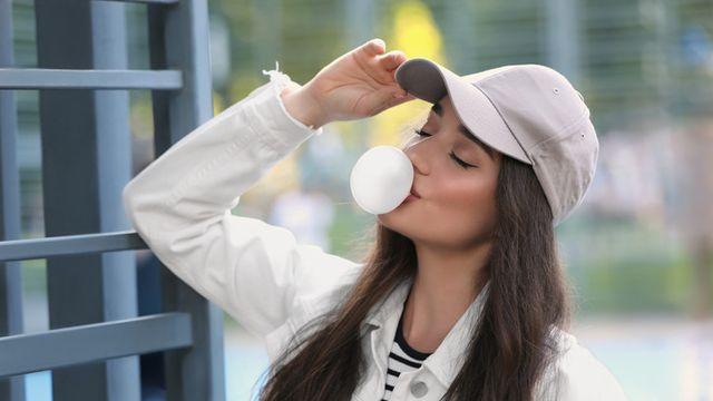 껌 씹기의 놀라운 효과...수술 전 씹으면 메스꺼움ㆍ구토 증상 완화