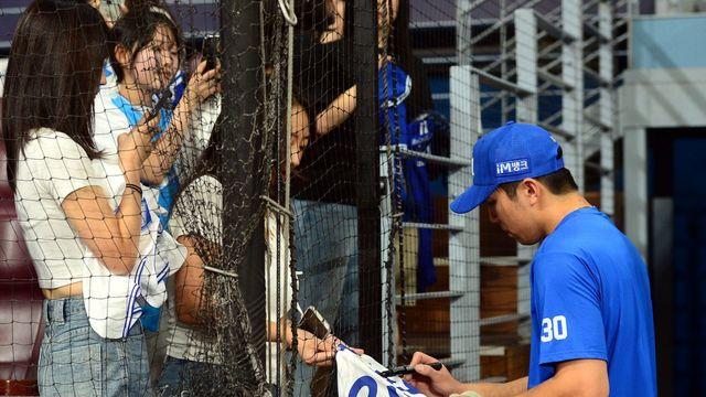 김영웅, 팬들에게 인기 만점~