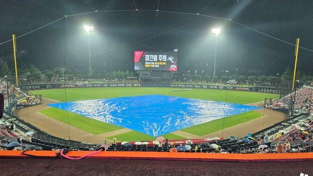 '갑작스런 폭우→그라운드 대형 방수포 설치' SSG-KIA 시즌 13차전 우천 중단 [광주 라이브]