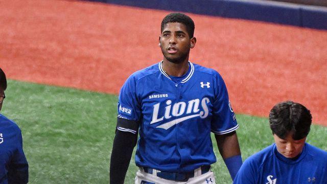 이제야 진짜 '4번 타자' 구했더니 이럴 수가…사구 맞은 디아즈, 왼쪽 손목 타박상 교체 