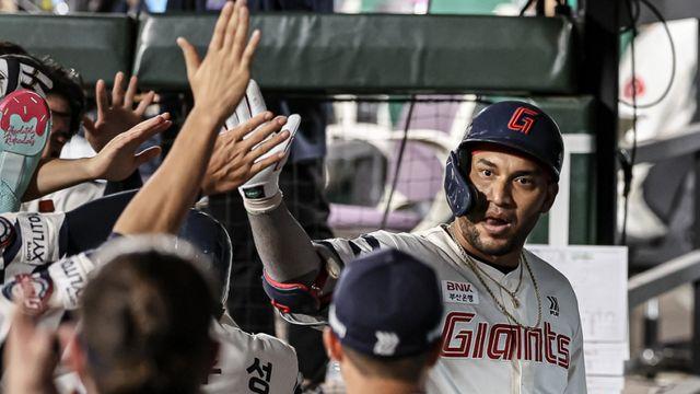 몸쪽 포크볼 걷어올려 동점 희플...안타 없이 빛난 '200안타 달성 후보' [IS 피플]