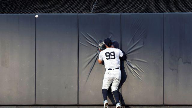 신인 선수 데뷔포 지운 점프 캐치...자비 없는 '청정 홈런왕' 애런 저지