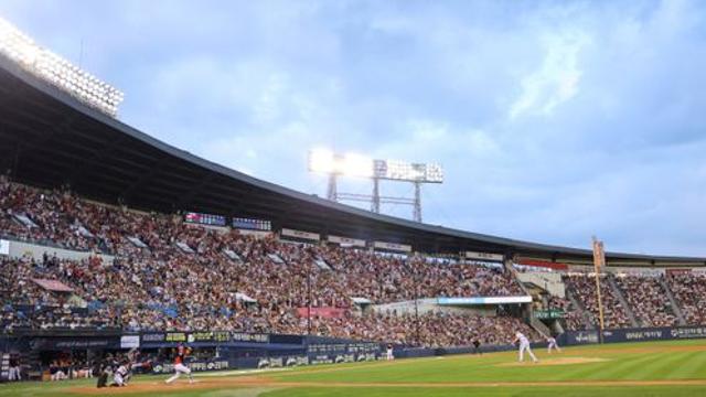 'KIA-삼성 첫 100만 돌파' KBO 역대 최초 900만 돌파···1000만 관중도 보인다