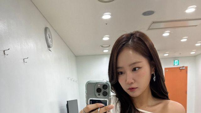 소유, 청바지와 오프숄더로 꾸안꾸 매력 발산