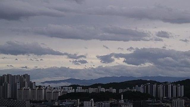 [날씨] 전국 구름 많고 강원·경상·제주 비…낮 최고 26∼34도