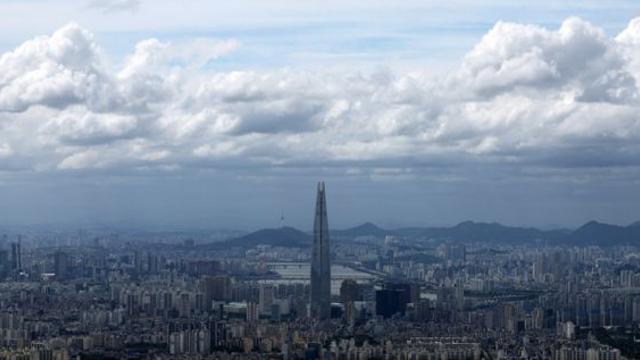 [내일 날씨] '체감 35도' 한낮 무더위 계속… 구름 낀 하늘