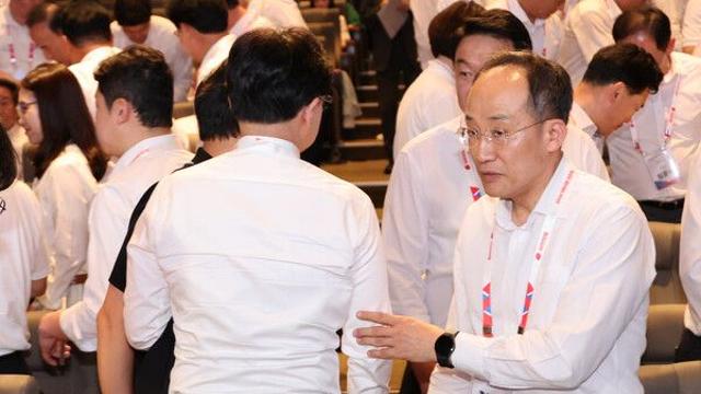 尹과 갈등, 李와 화합…국힘 연찬회서 보인 韓의 심중