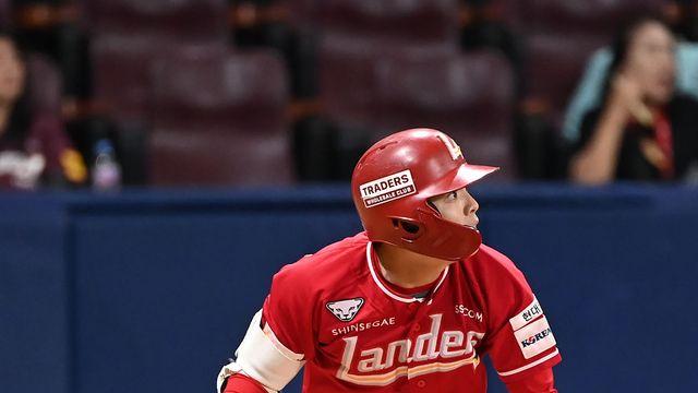 SSG 신인 내야수 정준재, 사구로 한 타석 만에 교체...