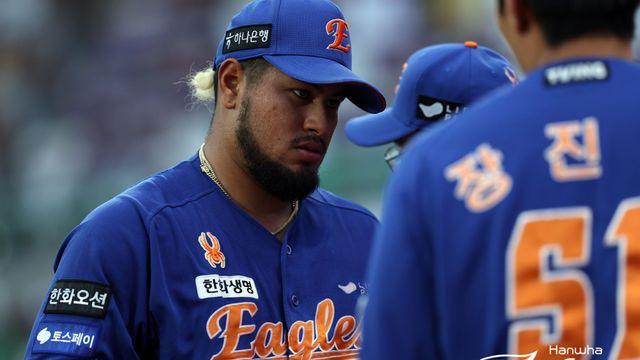 부상도 아닌데, '1이닝 만에' 교체된 바리아…달감독, 롯데전 위닝시리즈 향한 승부수 던졌다 [사직 라이브]