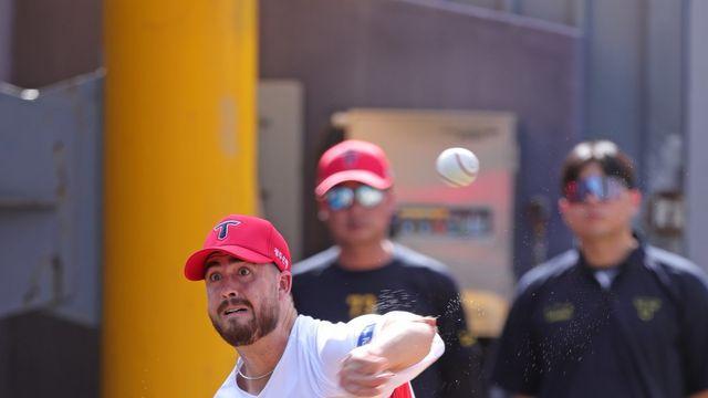 “깨끗하고 깔끔한 폼” KIA 대체 외국인투수 스타우트, 국내 첫 불펜 피칭서 시속 144㎞ 기록…“불펜도 소화할 수 있다”