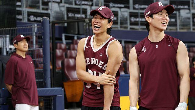 고척돔 전광판 영상 편지까지 상영…'영웅군단 캡틴' 송성문, 깜짝 생일 파티에 잇몸 미소 만개 [고척 현장]