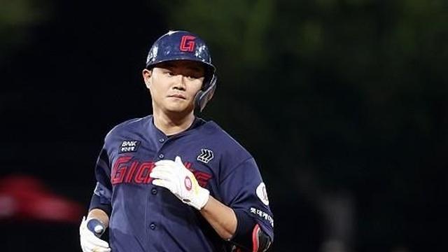 4시간 22분 '우중혈투'로 자정 넘긴 롯데, 한화에 14-11 신승(종합)