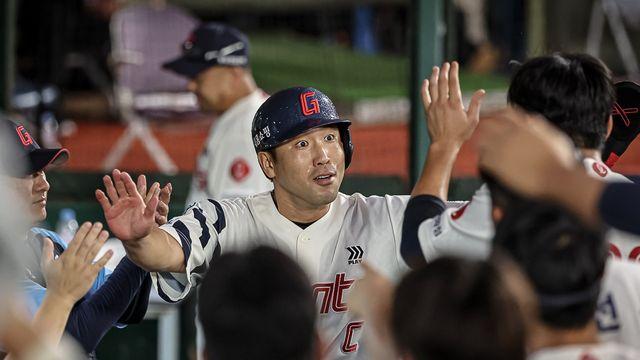 '리버스 6.25 대첩 당할 뻔한 롯데, 타선 폭발에도 마운드 흔들…'무박 2일' 혈투 끝 진땀승, 한화 상대 위닝시리즈 [사직:스코어]