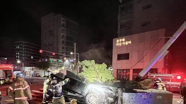 무면허로 렌터카 몰다 전신주 충돌 후 도주…10시간만에 자수(종합)