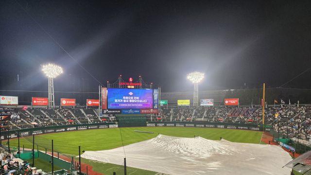 하늘은 누구 편일까…롯데가 한화에 5점 차 앞서고 있는데, 사직구장 우천 중단 [사직 라이브]