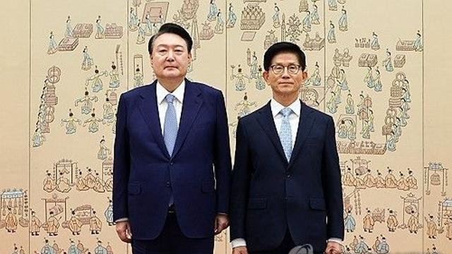 尹대통령, 김문수 고용노동부 장관에 임명장 수여