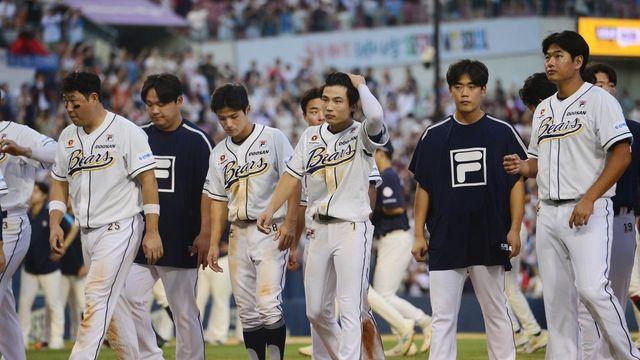 연장 승부 끝에 3-4으로 패한 두산 선수들
