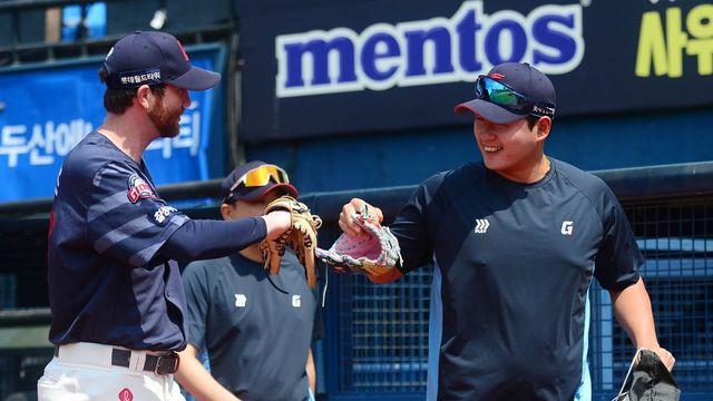 징계 마친 나균안, 반즈와 주먹 콩