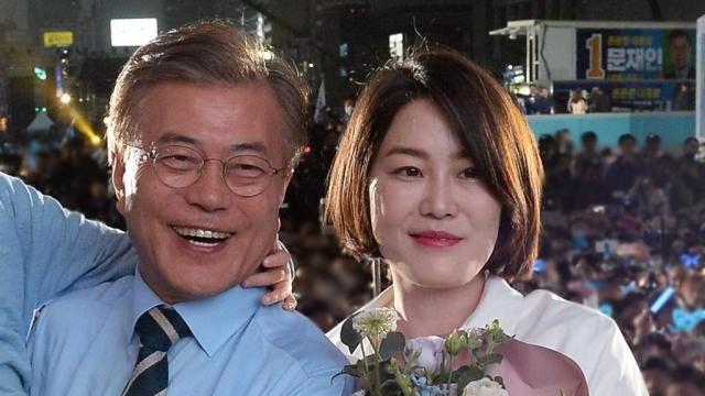 檢 '文 뇌물수수 피의자' 적시...野 