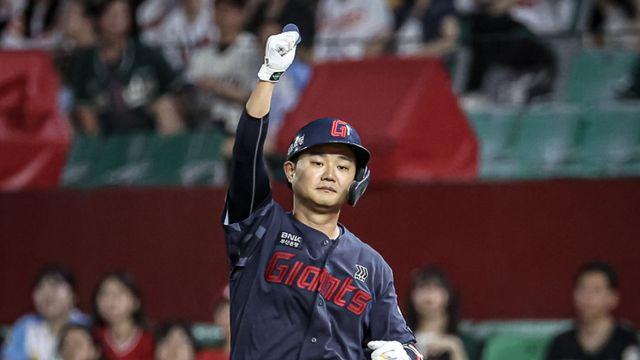 트레이너 뿌리치고 출루하더니...발라조빅 강속구에 손등 맞은 손호영, 검진 결과 단순 타박