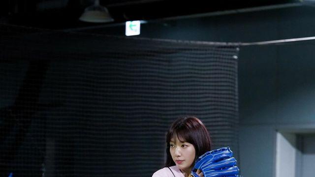 박신혜, 스타일리시한 시구 패션으로 눈길…'최강야구'에서도 빛나는 존재감