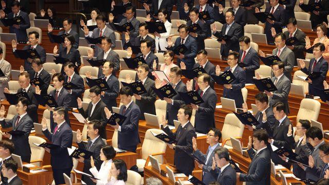 22대 국회 '드디어 개원'… '대통령 불참' 속 96일만에 문열어
