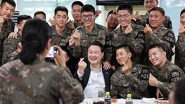 [속보] 윤석열 대통령, 10월 1일 국군의날 '임시공휴일' 지정 확정