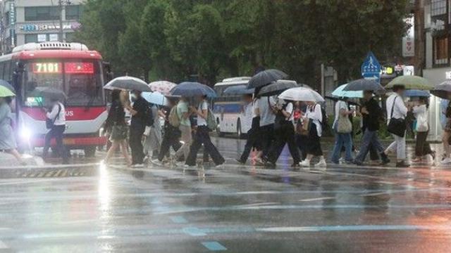 [오늘의 날씨] 전국 흐리고 가끔 비···호남권 ‘늦더위’ 이어져