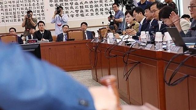 심우정 청문회, 자료제출 공방에 파행…