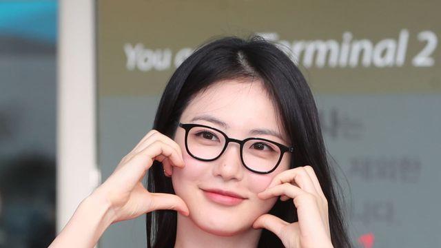 신예은, 감각적인 공항패션… 뿔테 안경으로 완성한 세련된 룩