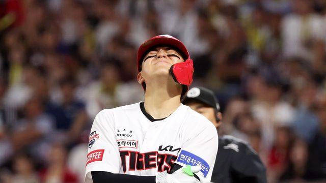 '악' 쓰러지자 챔필 1만 3089명 일순간 탄식…애탔던 기다림 끝 김도영 '단순 타박' 판정, '40-40' 도전 안 멈췄다