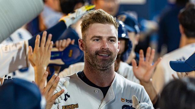 스치면 넘어간다! '3G 연속 홈런' 데이비슨, 외국인 타자 역대 12번째 한 시즌 40홈런 달성 [창원 라이브]